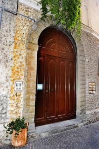 eine große Holztür an der Seite eines Gebäudes in der Unterkunft Casa San Paolo in Sarnico