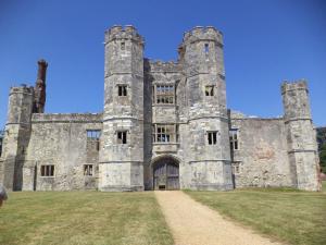 ein altes Schloss mit einem Tor auf dem Feld in der Unterkunft Prince Apartments in Fareham