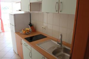 Kuchyň nebo kuchyňský kout v ubytování Apartments Roko + 37 fotografií