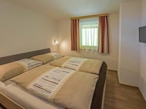 Un pat sau paturi într-o cameră la Appartement Lackner mit Seeblick