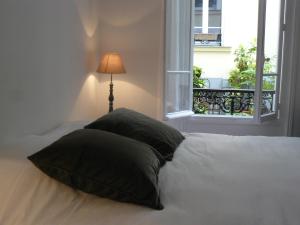 A bed or beds in a room at La Cour du 5ème - Chambre d'hôtes