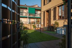 an external view of a house with a yard at B&B MI Casa Tu Casa in Pavia