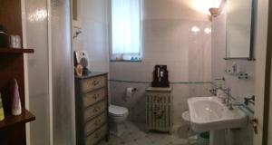 A bathroom at In Via Roma Még 24 kép