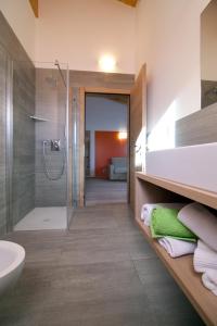 Vannituba majutusasutuses Agritur I Colori