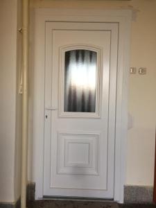 エゲルにあるNimród Apartmanの白い扉