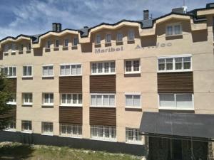 een groot gebouw met een bord aan de zijkant bij Maribel Arttyco ERB alojamientos in Sierra Nevada