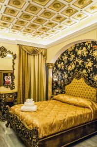 Кровать или кровати в номере Impero Vaticano Suites Guest House