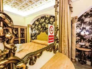een kamer met een bed met een rookvrij bord bij Impero Vaticano Suites Guest House in Rome