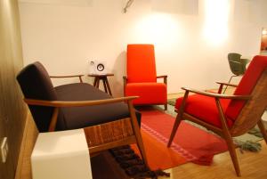 ウィーンにあるマイ ホーム イン ヴィエナ スマート アパートメンツ ラントシュトラッセの椅子、テーブル、スピーカーが備わる客室です。