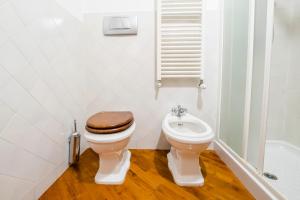 ein Bad mit einem WC und einem Waschbecken in der Unterkunft Ripa Medici, camere con vista e parcheggio incluso in Orvieto