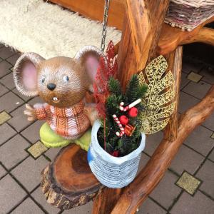 een teddybeer op een bank naast een plant bij Casa Belazur in Deva