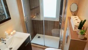 a bathroom with a shower and a sink and a toilet at TOP APARTMENT ÁTICO con TERRAZA con vistas al ENCIERRO SAN FERMÍN in Pamplona