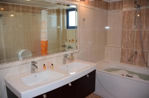 Kúpeľňa v ubytovaní Villa Nostos + 37 fotografií