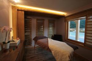 Postel nebo postele na pokoji v ubytování Logis Hotel & Spa Beau-Site