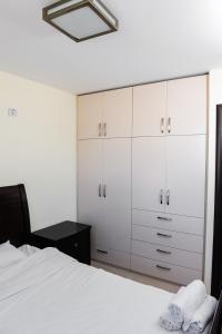 Giường trong phòng chung tại Yarden Sea Side Apartments