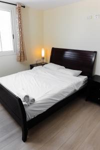 Una cama o camas en una habitación de Yarden Sea Side Apartments