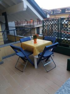 un tavolo e sedie seduti su un balcone di Maison Jolie a Rho