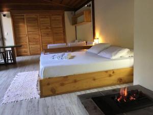 a bedroom with a bed and a fire place at Residencial Warabi in Visconde De Maua