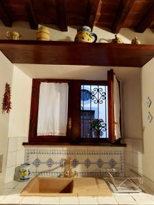 コルトーナにあるCasa dell'Ermannaのキッチン(シンク付)、窓
