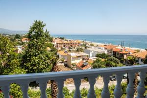 Gallery image of Golden Beach Hotel in AgiaKampos