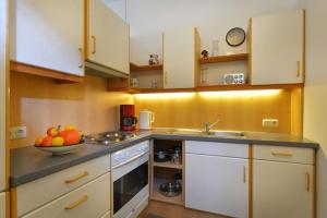 - une cuisine avec un bol de fruits sur le comptoir dans l'établissement Haus Friederike - "Apartment KaiserTor", à Ellmau