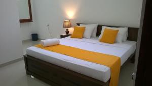 Postel nebo postele na pokoji v ubytování Kandy Citylights Residence