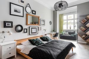 sypialnia z łóżkiem i salonem w obiekcie Sanhaus Apartments - CHOPINA 13 - apartamenty w centrum, 5 minut od plaży i deptaka w mieście Sopot