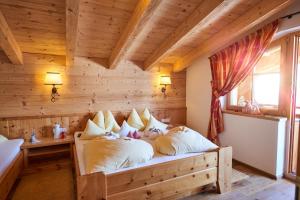 Postel nebo postele na pokoji v ubytování Berggasthof Platzlalm