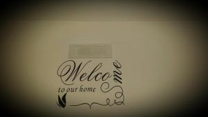 um sinal de boas-vindas à nossa casa na parede em Alessi Suites & Studio em Mazzarino