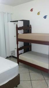 Habitación con 2 literas en una habitación en Residencial Montoski, en Bombinhas