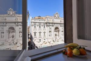 ローマにあるTrevi Luxury Maisonの窓から建物の景色を望む