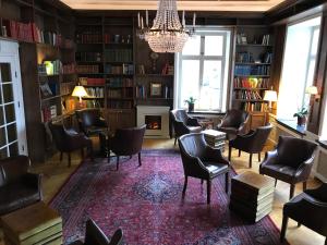 Posezení v ubytování Mayfair Hotel Tunneln