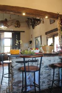 una cocina con una barra con algo de comida. en Casa Rural Sierra Jayona, en Fuente del Arco