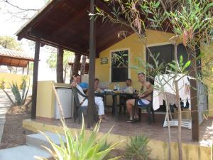 普拉塔莫納的住宿－高爾夫阿心那拉營地旅館，坐在桌子上的一群人