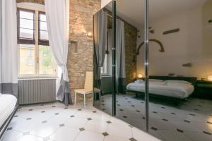 um quarto com 2 camas e uma cabina de duche em vidro em Terrazza Rivola em Bérgamo