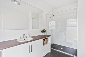 Ванная комната в Sea View at Silver Sands - C21 SouthCoast Holidays