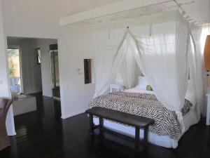 Un pat sau paturi într-o cameră la Blue Cliffs Retreat