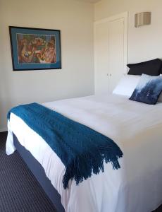 Postel nebo postele na pokoji v ubytování Duvauchelle Seaside Motel