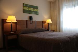 オステンデにあるAyres del Esteのベッドルーム1室(ランプ2つ、窓付) +30枚の写真