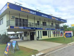 ein Gebäude mit einem Balkon auf der Seite in der Unterkunft Cardwell at the Beach in Cardwell