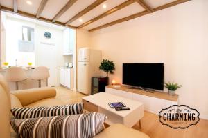 salon z kanapą i telewizorem z płaskim ekranem w obiekcie Plaza Mayor - Exclusivo Apartamento Dúplex w Madrycie