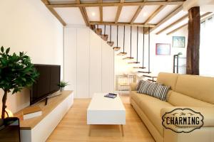 salon z kanapą i telewizorem w obiekcie Plaza Mayor - Exclusivo Apartamento Dúplex w Madrycie