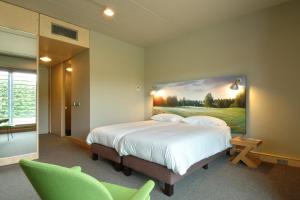 Schlafzimmer mit einem Bett mit Wandgemälde in der Unterkunft Golf Lodge in Zeijerveen