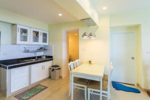 A kitchen or kitchenette at VIP Condochain Rayong 410