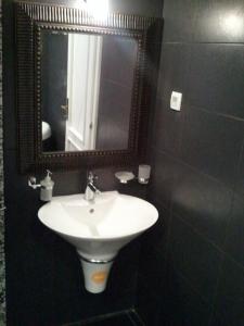 Ένα μπάνιο στο Palace Jelena Rooms