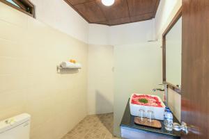 A bathroom at Hotel Bunga Permai