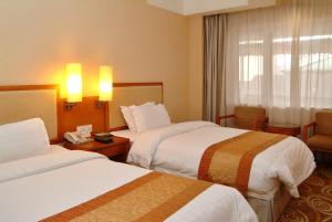 Postel nebo postele na pokoji v ubytování Guangdong Hotel-Free Shuttle & Registration Counter Service during Canton Fair
