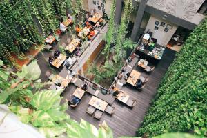 - une vue sur un restaurant avec des tables dans l'établissement Grandmas Plus Hotel Legian, à Legian