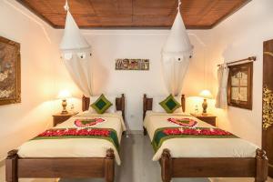 A bed or beds in a room at Hotel Bunga Permai