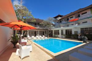 Bazén v ubytování Villa Agung Beach Inn nebo v jeho okolí